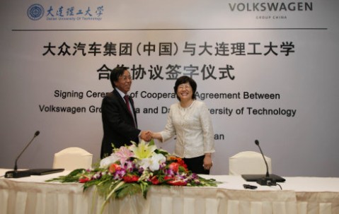 大连理工大学的毕业证书照片
